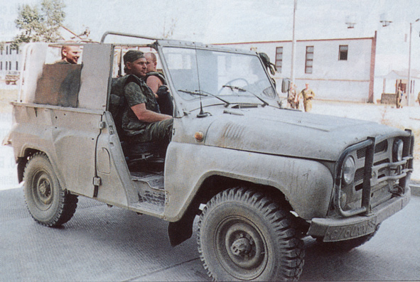 Военный внедорожник автомобиль УАЗ